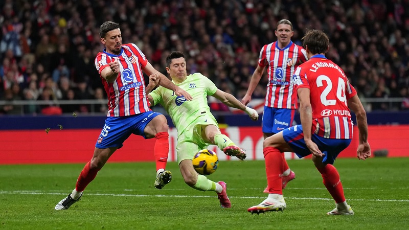 Lewy lập công trước Atletico Madrid