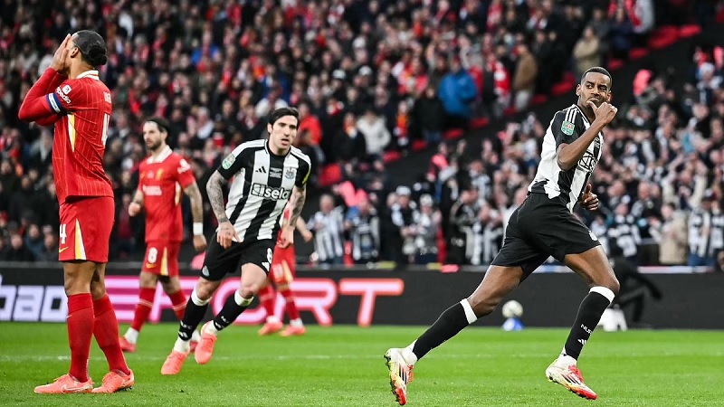 Newcastle xuất sắc đánh bại Liverpool